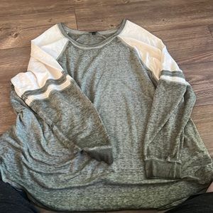 In great condition light weight sweatshirt green and cream